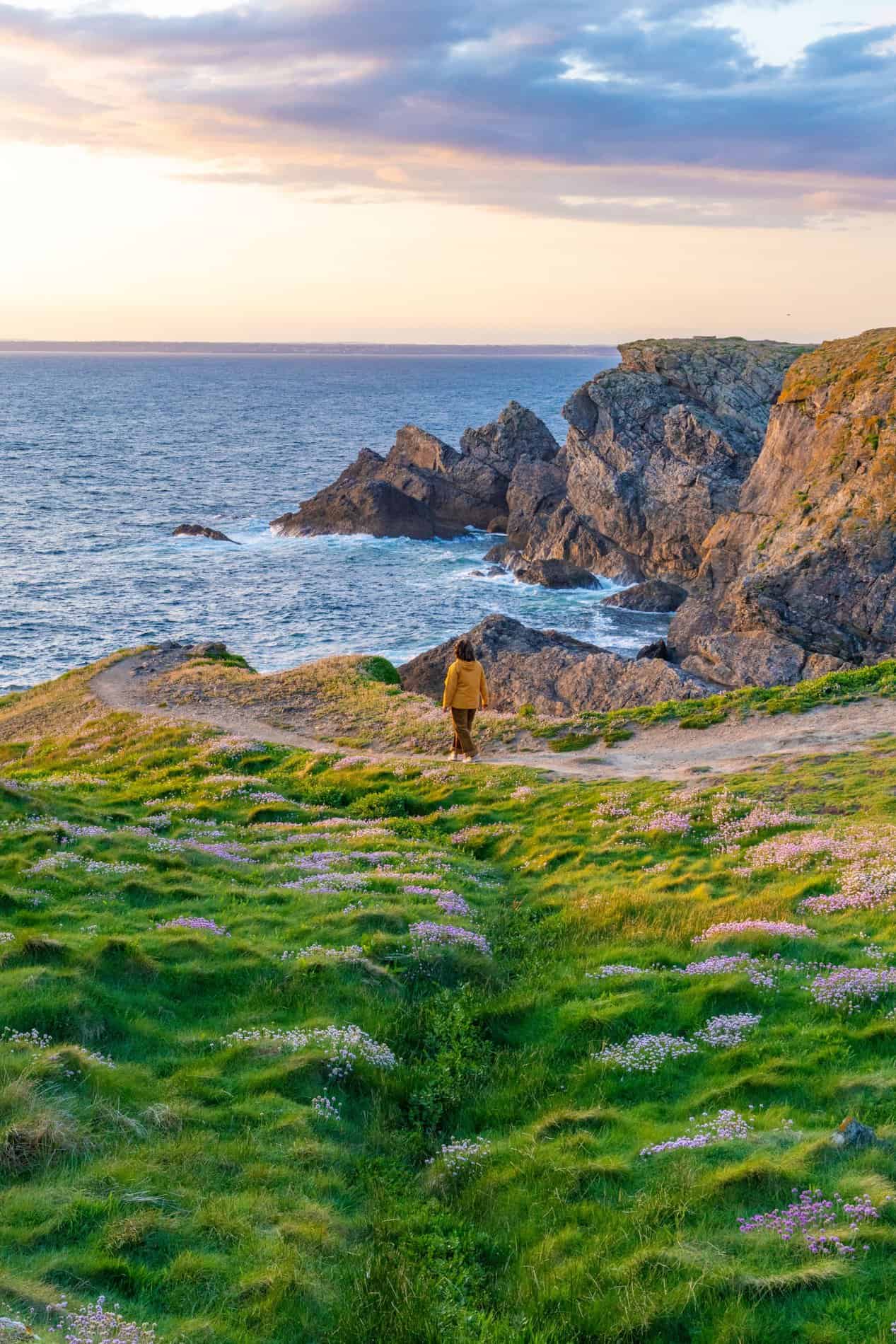 Coucher de soleil sur la côte sauvage de l'île de Groix (©Clo & Clem – LBST)